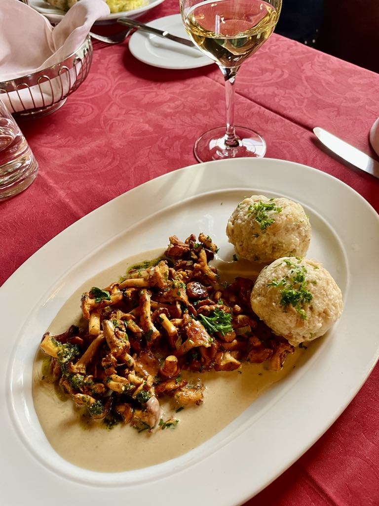 アンズダケのクリームソースにクヌーデル団子添え