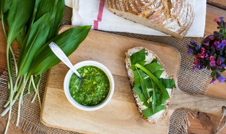 ベアラオホを使ったペストやソースは定番。パンの上にバターとベアラオホ。