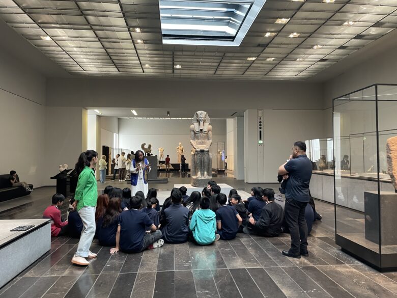 現地の子供達も授業の一環として来ている様でした。UAEは教育レベルも高いようです。