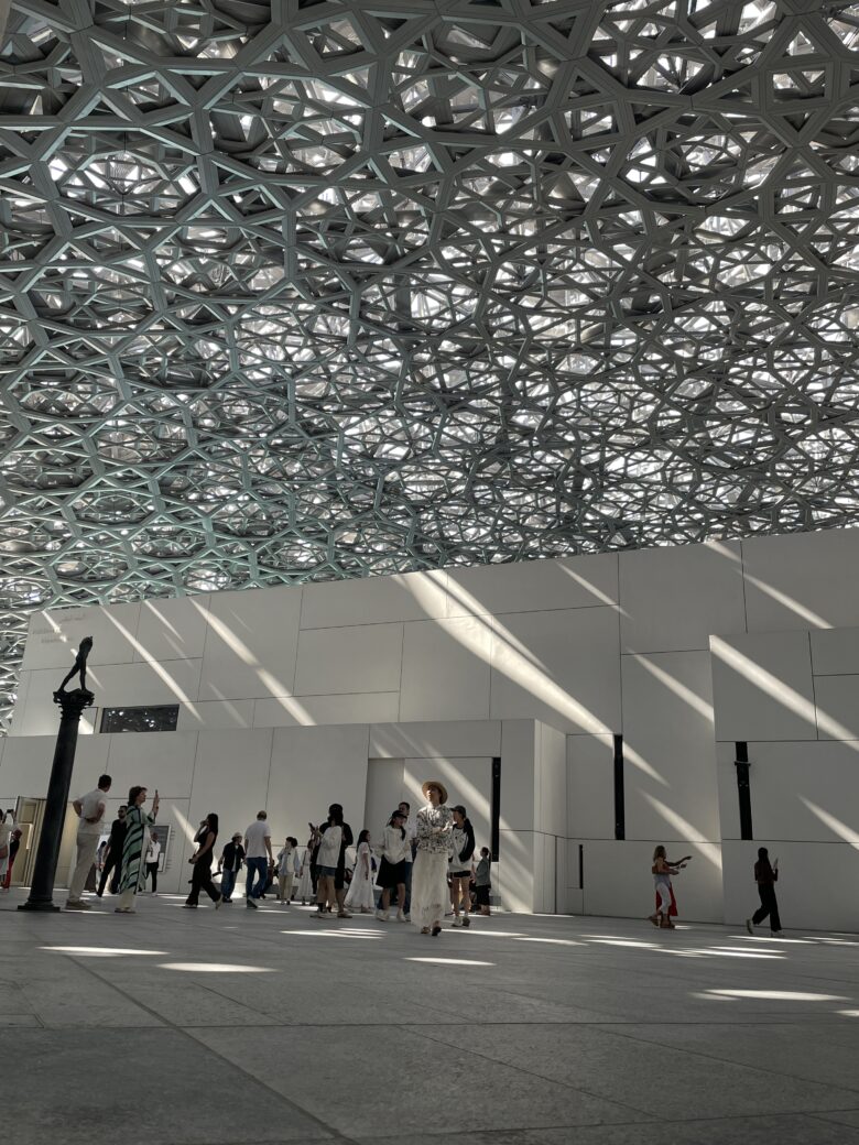 作品だけでなく建築も素晴らしい、アブダビのルーブル美術館
