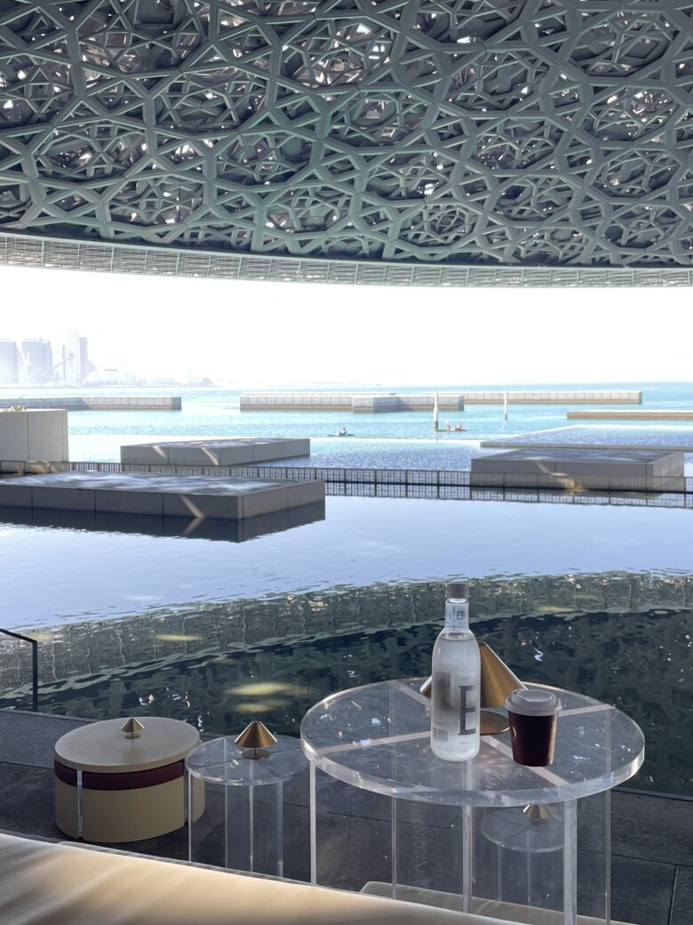 ルーブル・アブダビの家で。美しい景色を見ながらカフェでまったり...と言うのも良い。