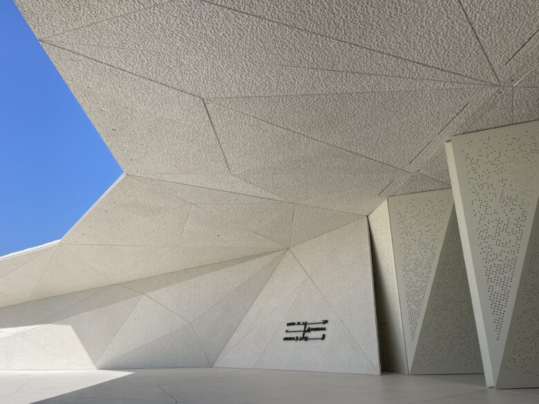 誰もいないザーイド国立博物館のエントランス。青空と建物のコントラストがただただ美しい