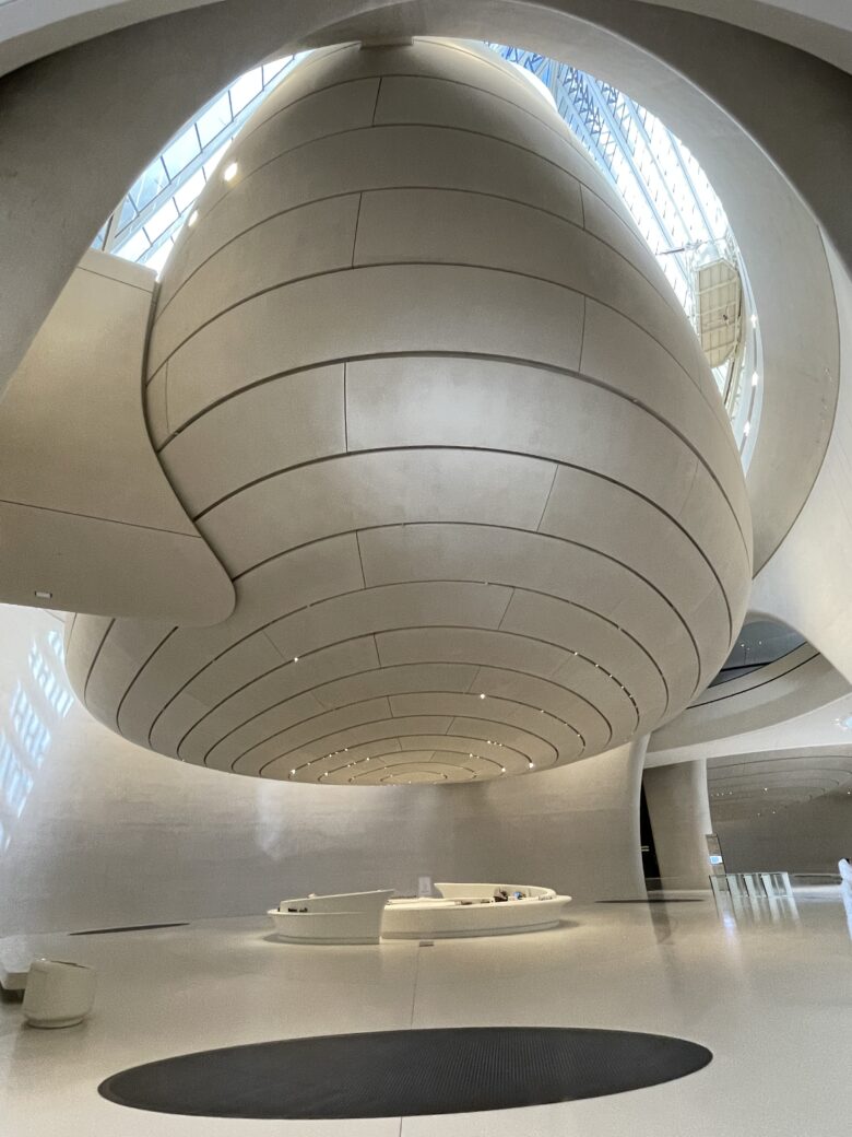 チケットカウンターへ進んでいく際に目に飛び込んでくるザーイド国立博物館の内装。素敵な空間。