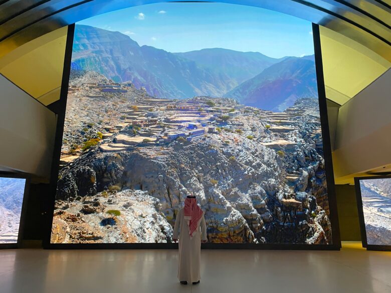 アブダビのザーイド国立博物館の巨大スクリーンで映し出される風景は圧巻