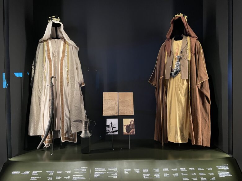 ザーイド国立博物館に展示されている伝統衣装と装飾品。UAEの指導者層の装いを通して、当時の文化や暮らしが垣間見える。