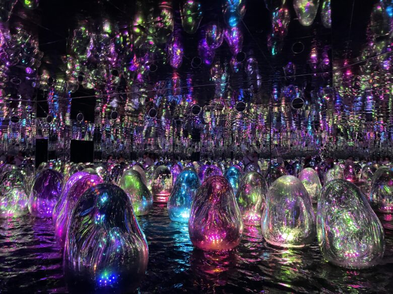 teamLab Phenomena（チームラボ・フェノメナ）アブダビの靴を脱いで体験する水と光とバルーンのアートも最高！