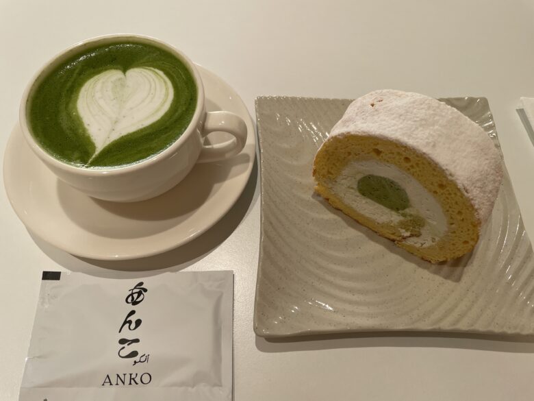 カフェ「ANKO]の抹茶ロールケーキと抹茶ラテ❤