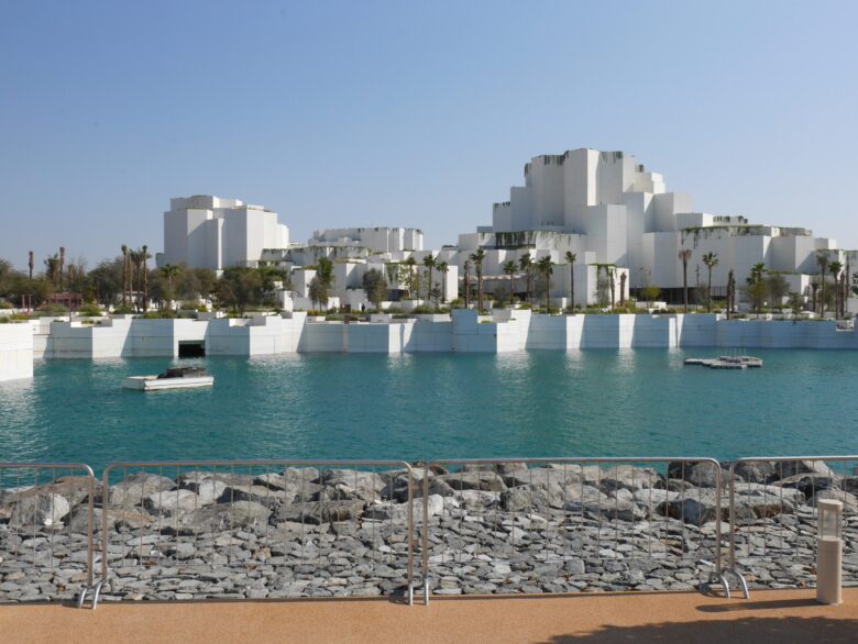 ルーブルアブダビの対岸には国立自然史博物館も見える。箱が積み重なったような建築が興味深い