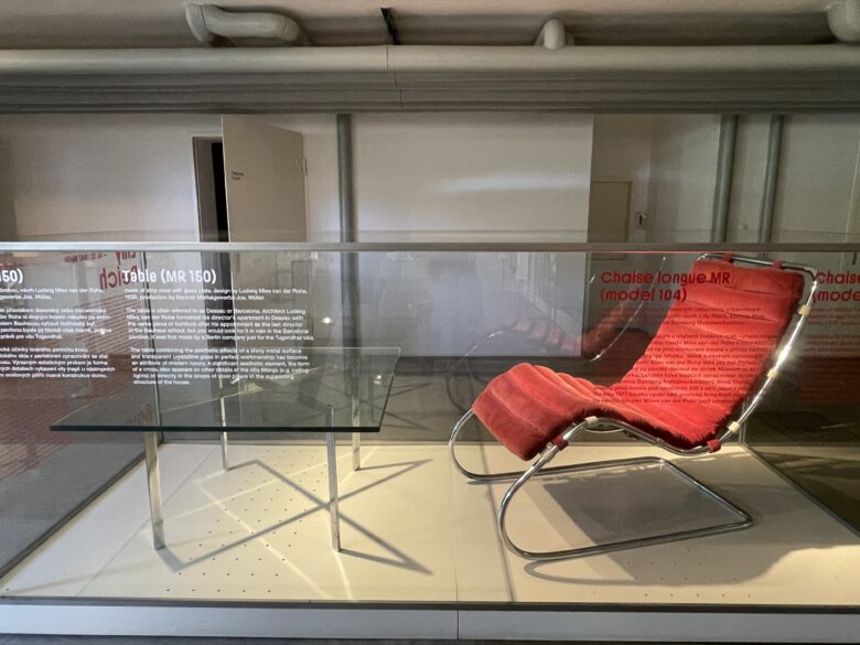 展示室にはミースデザインの赤い椅子など代表作なども展示。Less is moreを体感できます。
