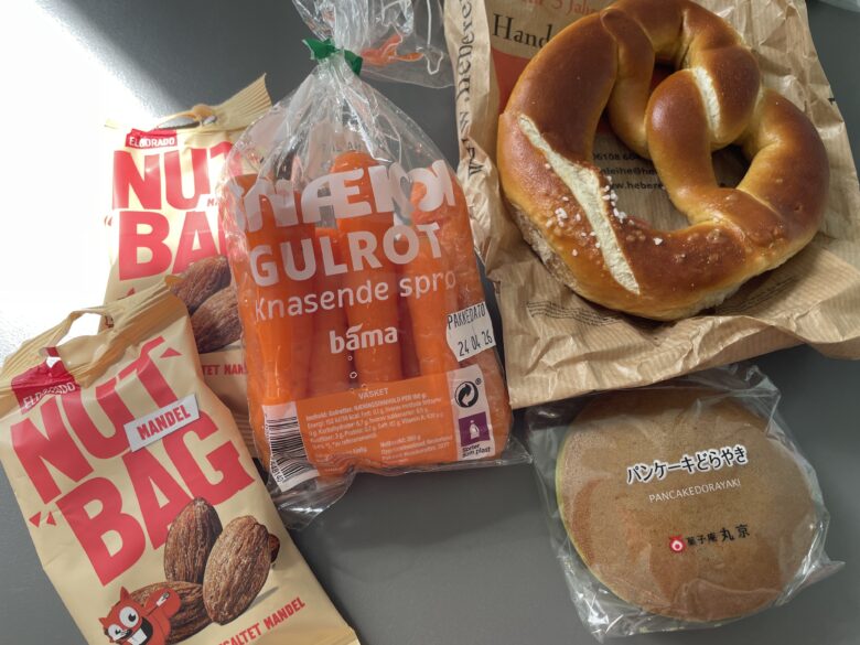 ノルウェーは物価が高いので、ドイツから少量の食べ物を持参。現地ではスーパーを利用。ブレッツェル、どら焼き、ナッツなど。
