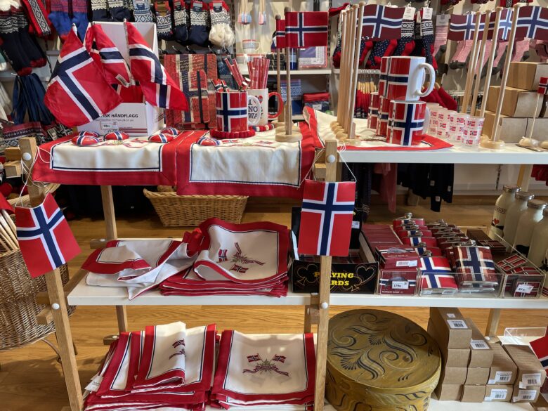 ノルウェー国旗をモチーフインした雑貨が並ぶお店の棚