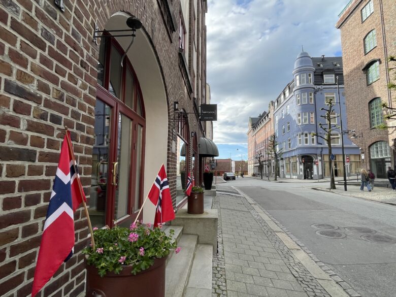 ノルウェー国旗がいたるところに飾られていてカワイイベルゲンの街並み