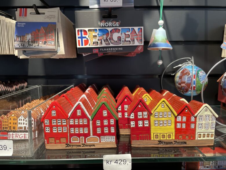 ブリッゲン地区のお土産屋さんでみつけたカワイイ木組みの家の陶器の置物