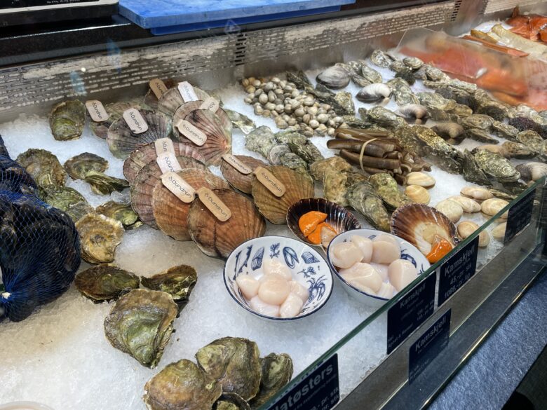 色々な魚介類が並ぶノルウェー・ベルゲンの魚市場のショーケース