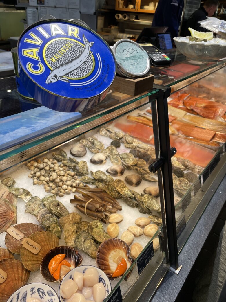 新鮮なシーフードがならぶベルゲン魚市場のカウンター