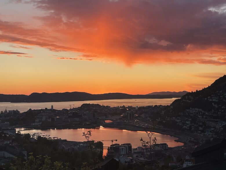 ベルゲンのフィヨルドに沈む夕焼けの景色