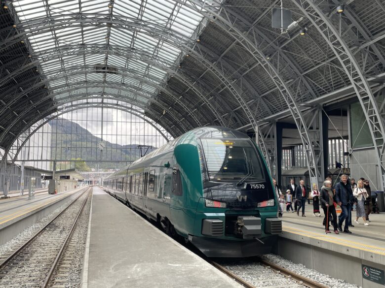 ベルゲン中央駅に到着する電車。この電車に乗って「Norway in a Nutshell®」スタート!