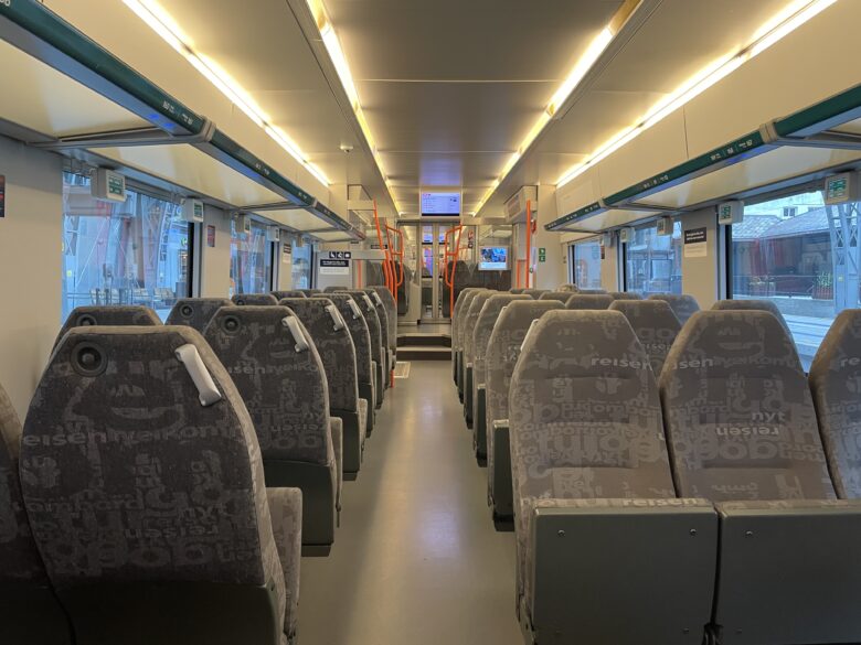 電車内はモダンで清潔。渡井が乗った時はガラガラのほぼ貸し切り状態でした