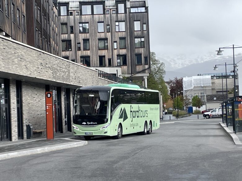 VOS駅に停車中のfjordtoursのライトグリーン色のバスが目印