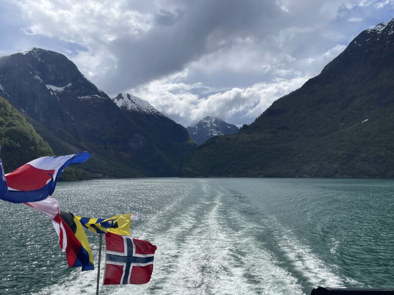 ノルウェーのフィヨルドツアーの船上でなびく国旗