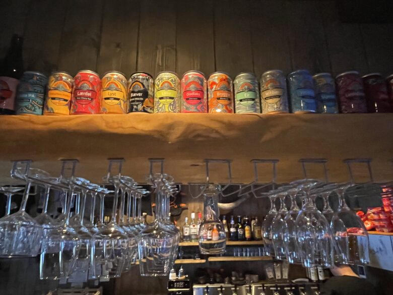 カラフルなデザインがかわいいノルウェーの缶ビール