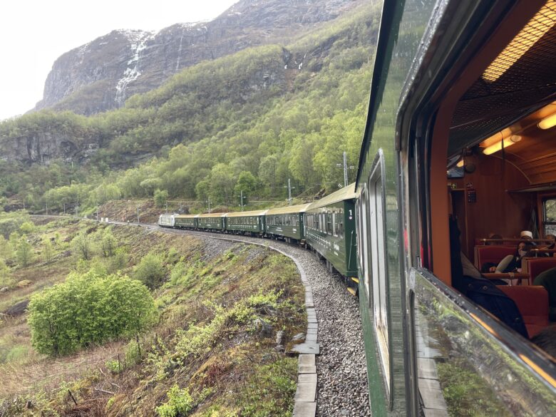 ノルウェーの大自然と絶景が楽しめるフロム鉄道は大人気の山岳列車
